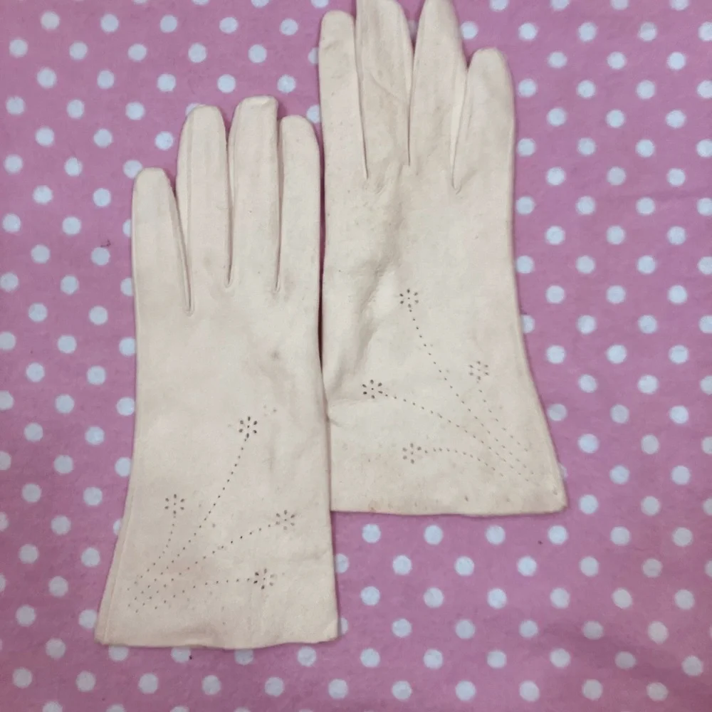 Elegant Cream Gloves